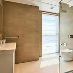 Luxurious Level 26 Getaway Apartment