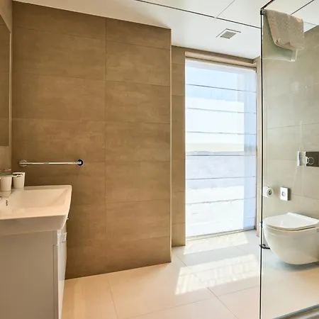 Luxurious Level 26 Getaway Apartment